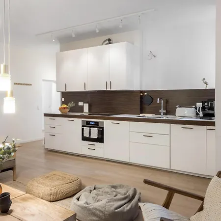 Large And Boutique 5-bedroom شقة *