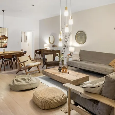 Large And Boutique 5-bedroom شقة *